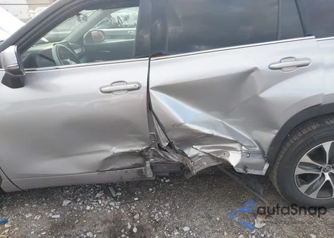 2022 Toyota Highlander Xle z USA, uszkodzony, nr VIN 5TDHZRAH1NS096520